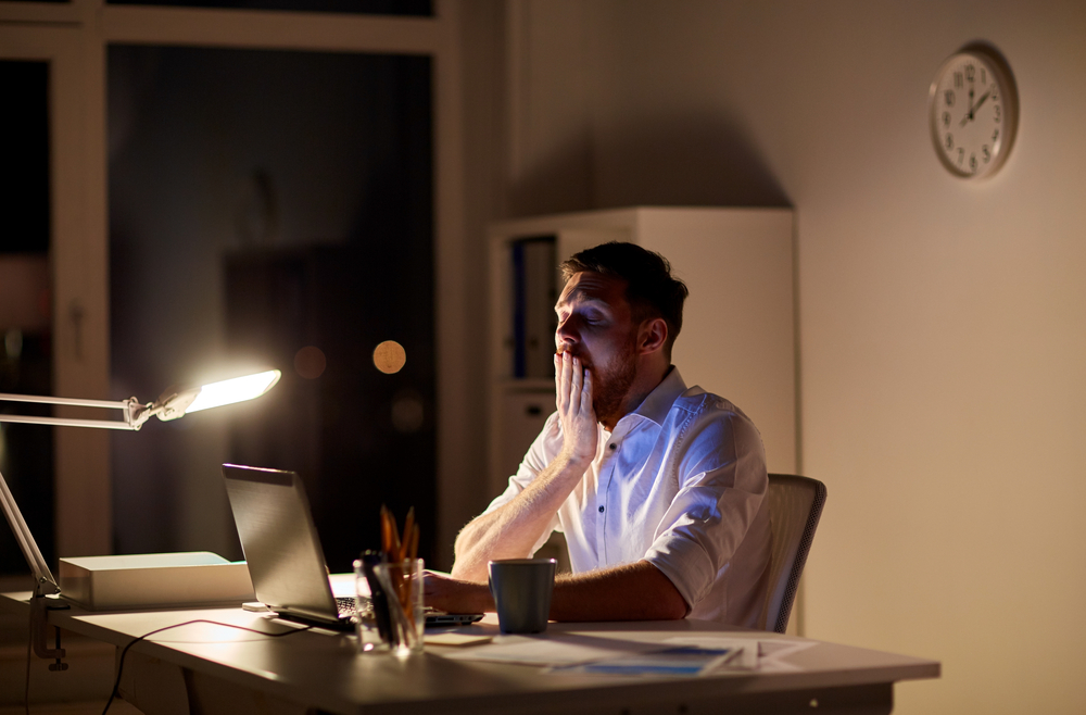 Ein Mann arbeitet spät in der Nacht in seinem Büro