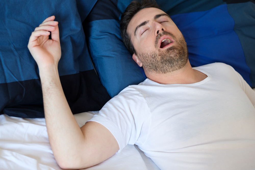Ein Mann leidet unter Atemaussetzern während des Schlafens